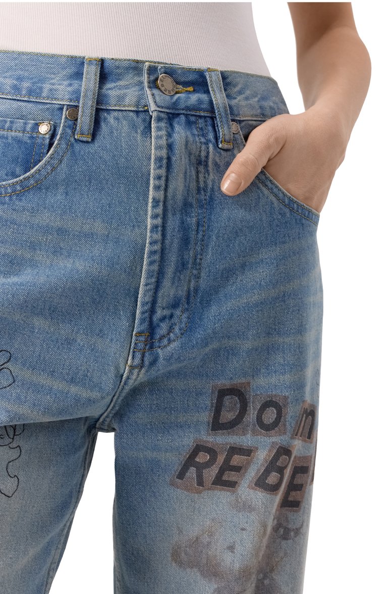 Женские джинсы DOMREBEL синего цвета, арт. STUFFY B00TCUT JEANS | Фото 5 (Длина (брюки, джинсы): Укороченные; Драгоценные камни: Проставлено; Материал сплава: Проставлено; Детали: Принт, Делаве; Материал внешний: Деним, Хлопок; Силуэт Ж (брюки и джинсы): Прямые; Кросс-КТ: Деним; Стили: Гранж)