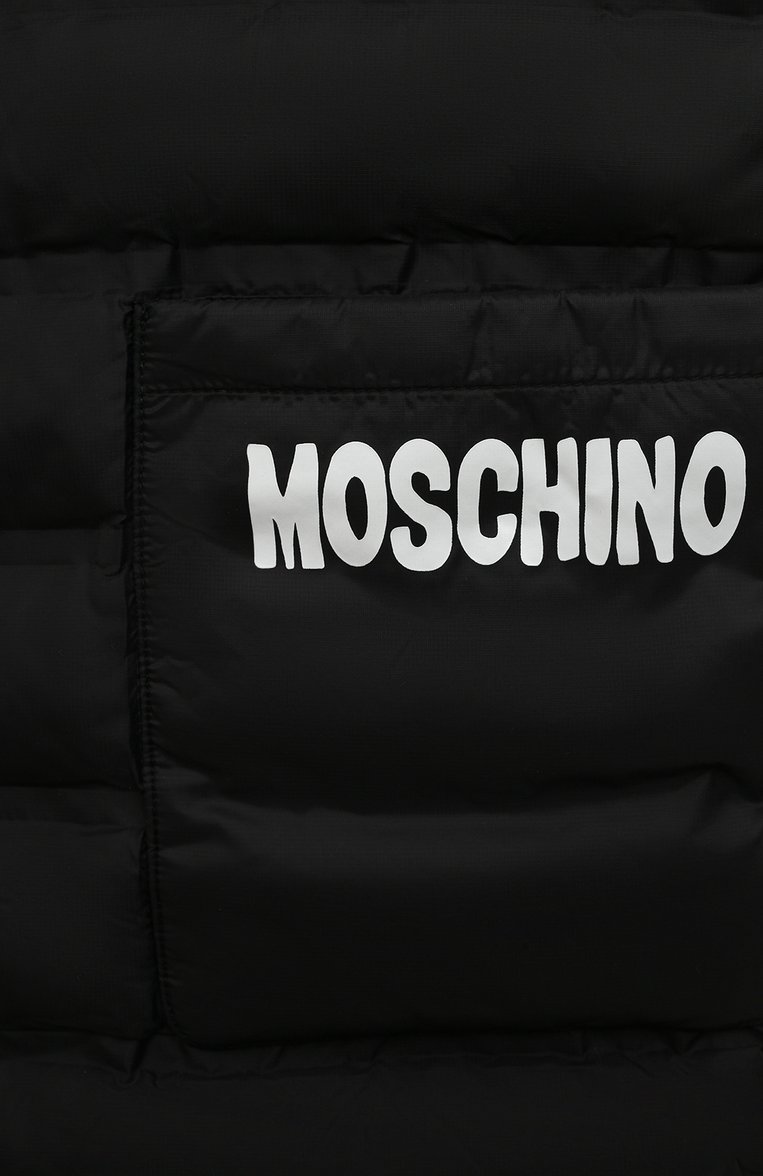 Детский утепленный жилет MOSCHINO черного цвета, арт. HUS03U/L3A69/4-8 | Фото 3 (Материал подклада: Синтетический материал; Материал внешний: Синтетический материал; Девочки Кросс-КТ: Верхняя одежда; Кросс-КТ: Демисезон; Драгоценные камни: Проставлено; Материал сплава: Проставлено; Рукава: Без рукавов; Ростовка одежда: 4 года | 104 см, 5 лет | 110 см, 6 лет | 116 см, 8 лет | 128 см)