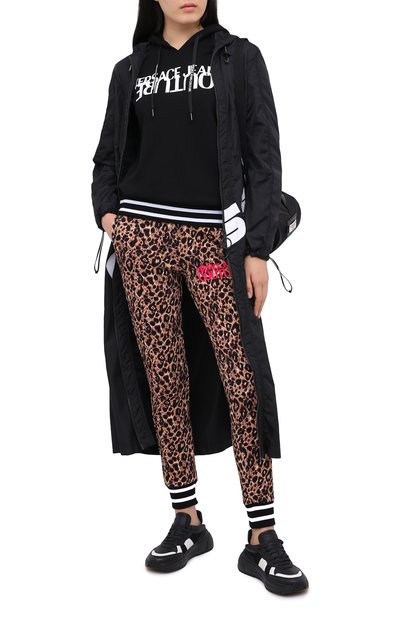 Хлопковое худи VERSACE JEANS COUTURE черного цвета по цене 26350 руб., арт. B6HZA7KL-ZDP308 H00D REG. 8S/30328, фото 2 Хлопковое худи VERSACE JEANS COUTURE, арт. B6HZA7KL-ZDP308 H00D REG. 8S/30328, фото 2