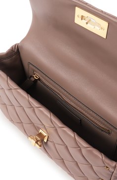 Женская сумка rockstud spike small  VALENTINO темно-бежевого цвета, арт. 5W2B0Q04/IGX | Фото 5 (Драгоценные камни: Проставлено; Материал сплава: Проставлено; Размер: small; Ремень/цепочка: На ремешке; Материал: Натуральная кожа)