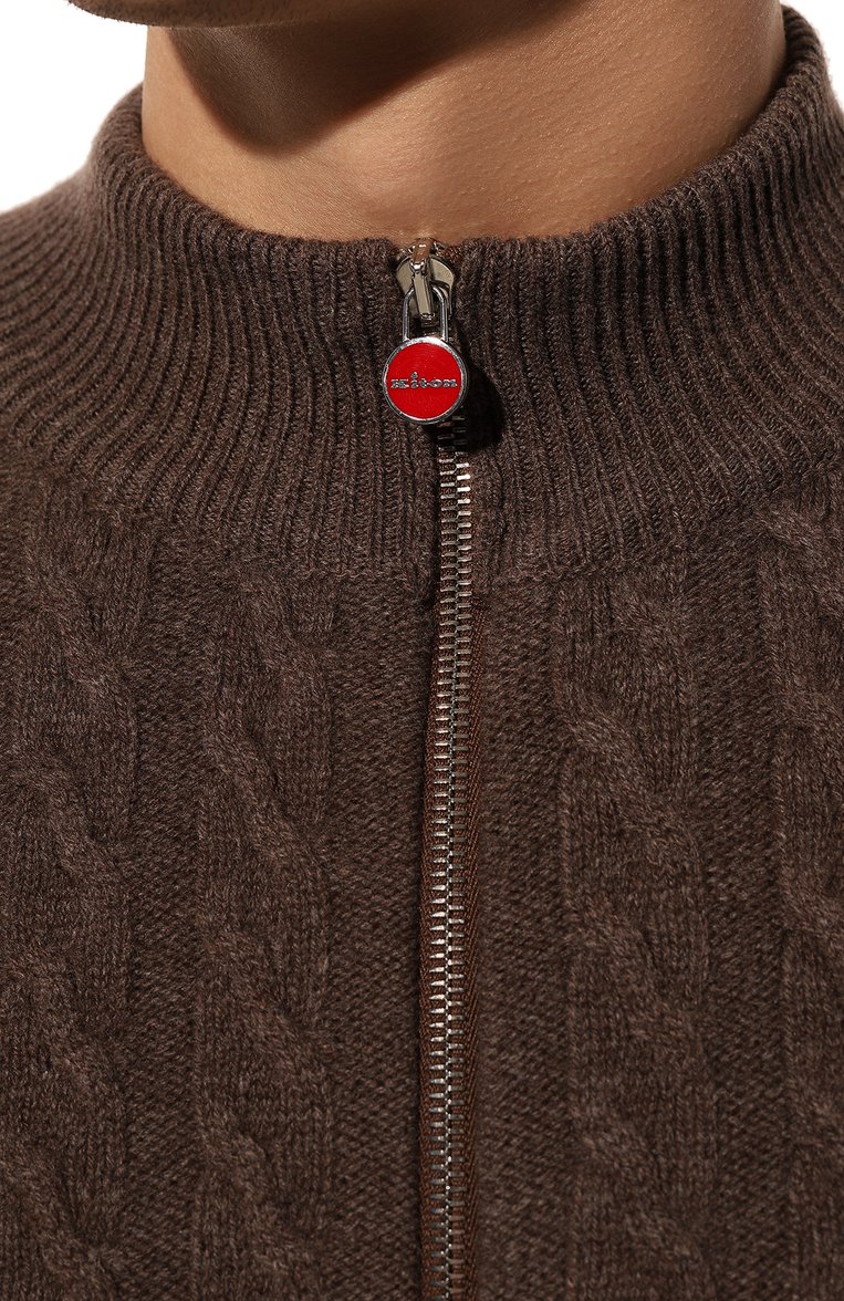 Мужской шерстяной кардиган KITON коричневого цвета, арт. UK1499 | Фото 5 (Материал внешний: Шерсть; Длина (для топов): Стандартные; Рукава: Длинные; Мужское Кросс-КТ: Кардиган-одежда; Стили: Кэжуэл; Застежка: Молния; Автоматизация ТО: Проставлено; Автоматизация состава: Проставлено)