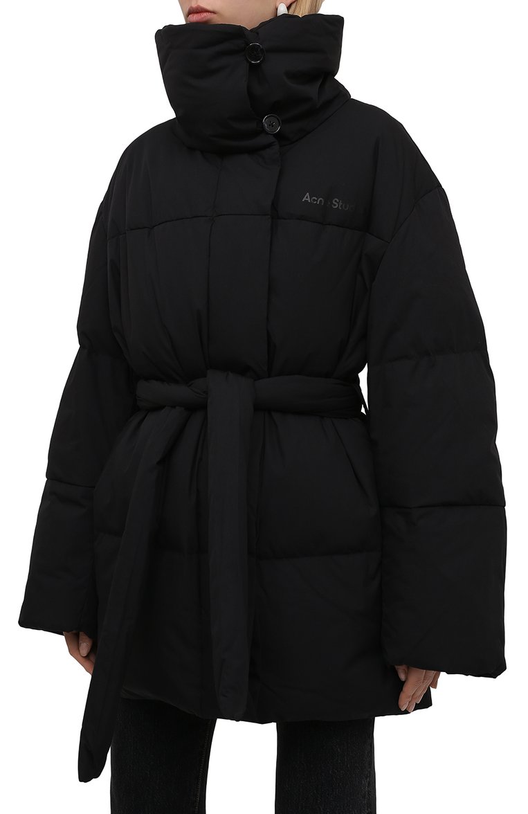 Женский пуховик ACNE STUDIOS черного цвета, арт. A90365 | Фото 3 (Материал утеплителя: Пух и перо; Материал подклада: Синтетический материал; Материал внешний: Хлопок; Длина (верхняя одежда): До середины бедра; Рукава: Длинные; Стили: Спорт-шик; Кросс-КТ: Пуховик; Автоматизация состава: Проставлено; Автоматизация ТО: Проставлено)