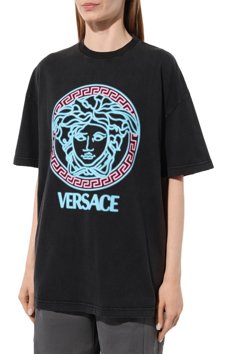Женская хлопковая футболка VERSACE черного цвета, арт. 1010848/1A08262 | Фото 3 (Рукава: Короткие; Длина (для топов): Стандартные; Материал внешний: Хлопок; Стили: Спорт-шик; Принт: С принтом)