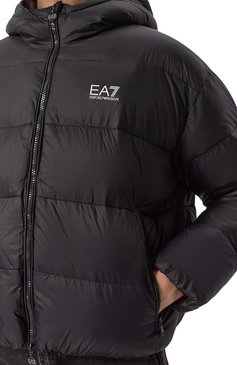 Женский пуховик EA7 черного цвета, арт. 6DTB17/TNGPZ | Фото 5 (Материал подклада: Синтетический материал; Рукава: Длинные; Длина (верхняя одежда): Короткие; Материал сплава: Проставлено; Драгоценные камни: Проставлено; Стили: Кэжуэл; Кросс-КТ: Пуховик; Материал внешний: Синтетический материал)