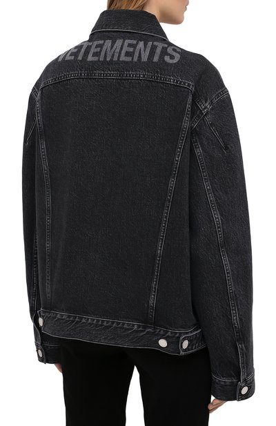 Джинсовая куртка VETEMENTS черного цвета по цене 136000 руб., арт. UE51JA250B 2802/W, фото 4 Джинсовая куртка VETEMENTS, арт. UE51JA250B 2802/W, фото 4