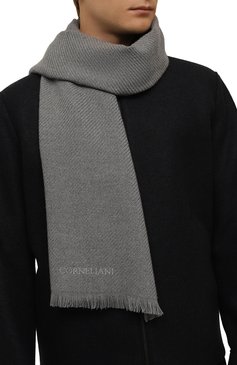 Мужской шерстяной шарф CORNELIANI серого цвета, арт. 94B354-9429016 | Фото 2 (Материал: Текстиль, Шерсть; Нос: Не проставлено; Материал сплава: Проставлено; Кросс-КТ: шерсть; Мужское Кросс-КТ: Шарфы - с бахромой)