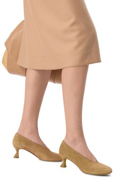 Женские замшевые туфли duck 55 MOSCHINO бежевого цвета, арт. 10015/ME0 | Фото 3 (Драгоценные камни: Проставлено; Материал внеш�ний: Натуральная кожа, Замша; Материал сплава: Проставлено; Каблук высота: Средний; Подошва: Плоская; Материал внутренний: Натуральная кожа; Каблук тип: Фигурный)