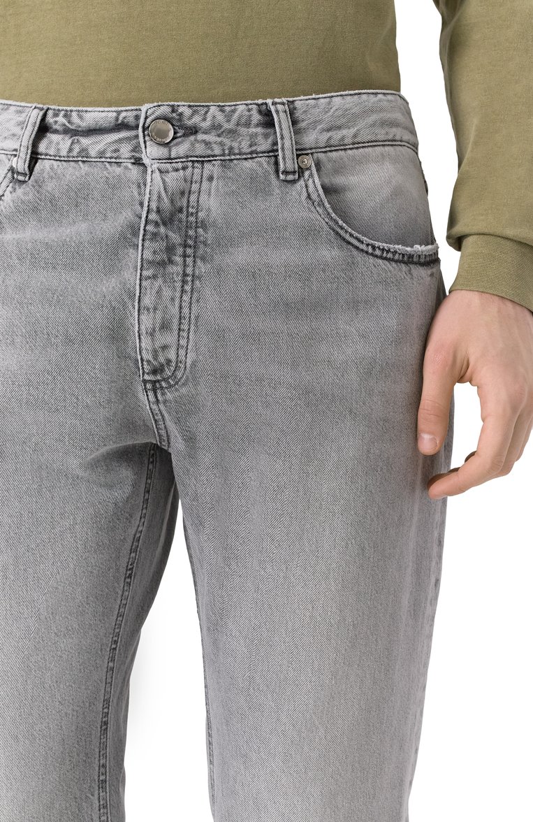 Мужские джинсы kanye ICON DENIM LA светло-серого цвета, арт. KANYE/ID8800 | Фото 5 (Длина (брюки, джинсы): Стандартные; Автоматизация состава: Проставлено; Материал внешний: Хлопок, Деним; Автоматизация ТО: Проставлено; Силуэт М (брюки): Прямые; Стили: Повседневный; Детали: Делаве; Кросс-КТ: Деним)