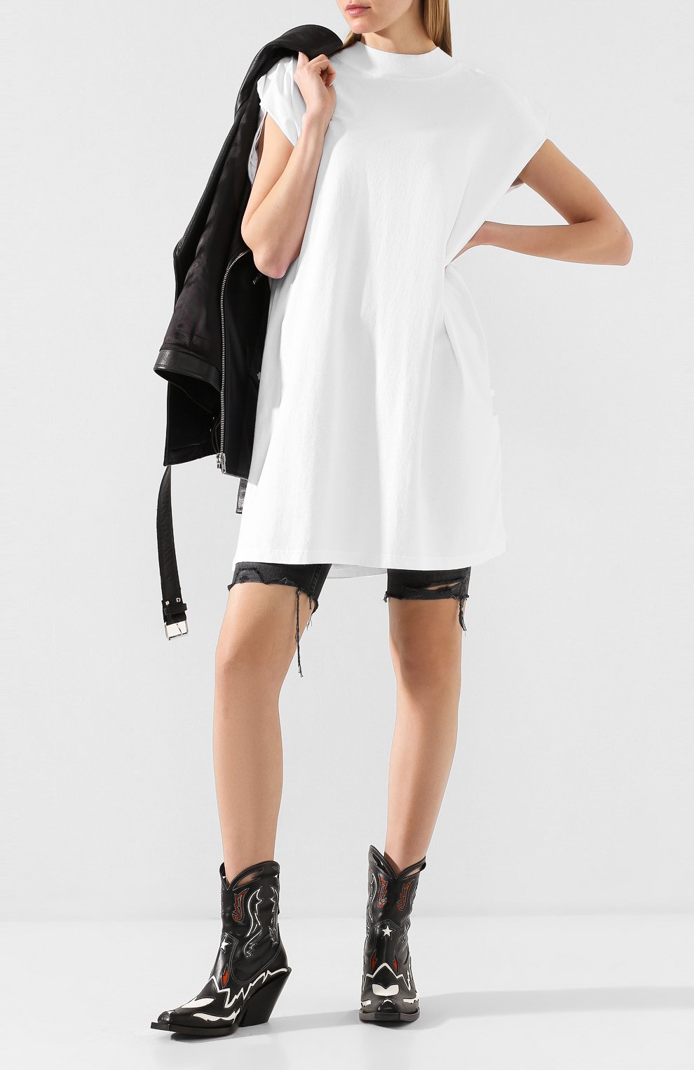 Хлопковая футболка VETEMENTS белого цвета по цене 37600 руб., арт. SS20TR210 1621/W/WHITE, фото 2 Хлопковая футболка VETEMENTS, арт. SS20TR210 1621/W/WHITE, фото 2