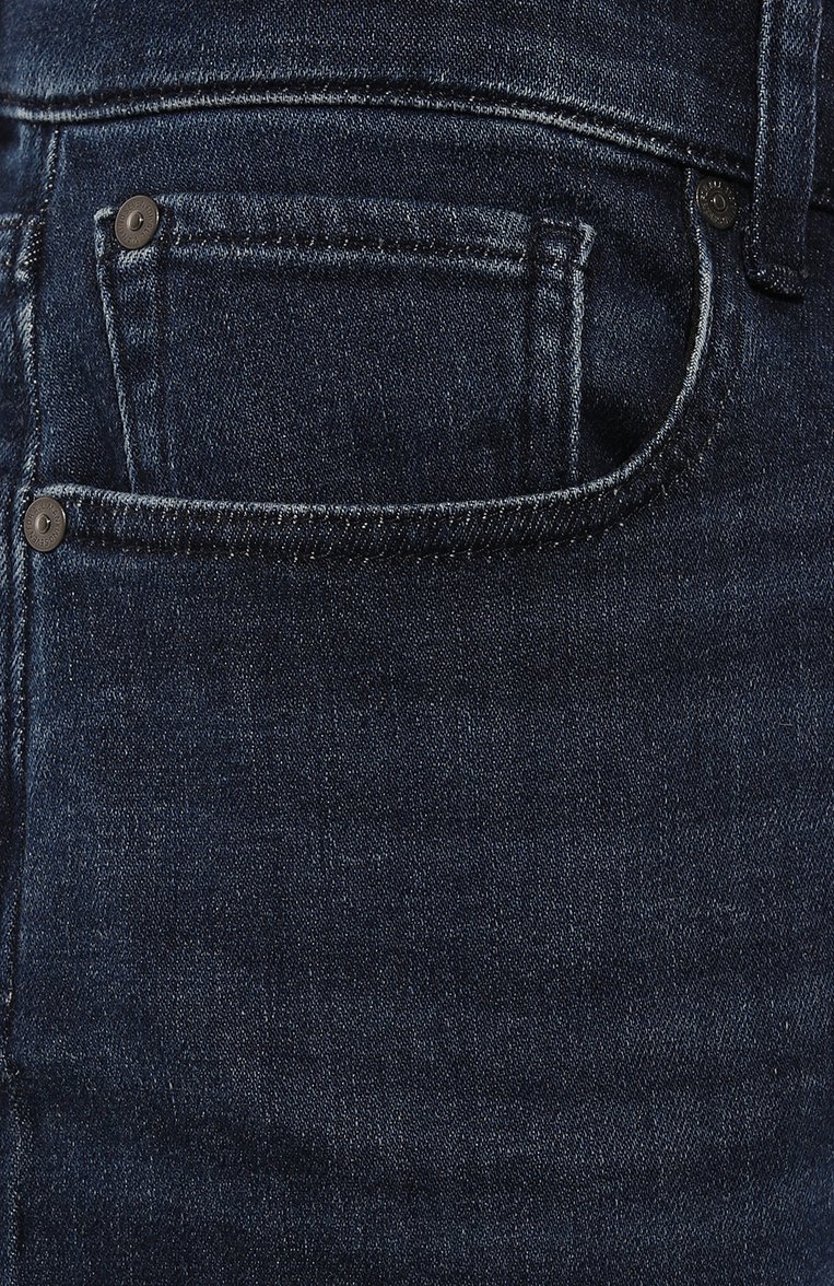 Мужские джинсы standard 7 FOR ALL MANKIND темно-синего цвета, арт. JSMNE050GL | Фото 5 (Длина (брюки, джинсы): Стандартные; Материал внешний: Хлопок, Деним; Кросс-КТ: Деним; Силуэт М (брюки): Прямые; Детали: Делаве; Стили: Повседневный; Авто�матизация состава: Проставлено; Автоматизация ТО: Проставлено)