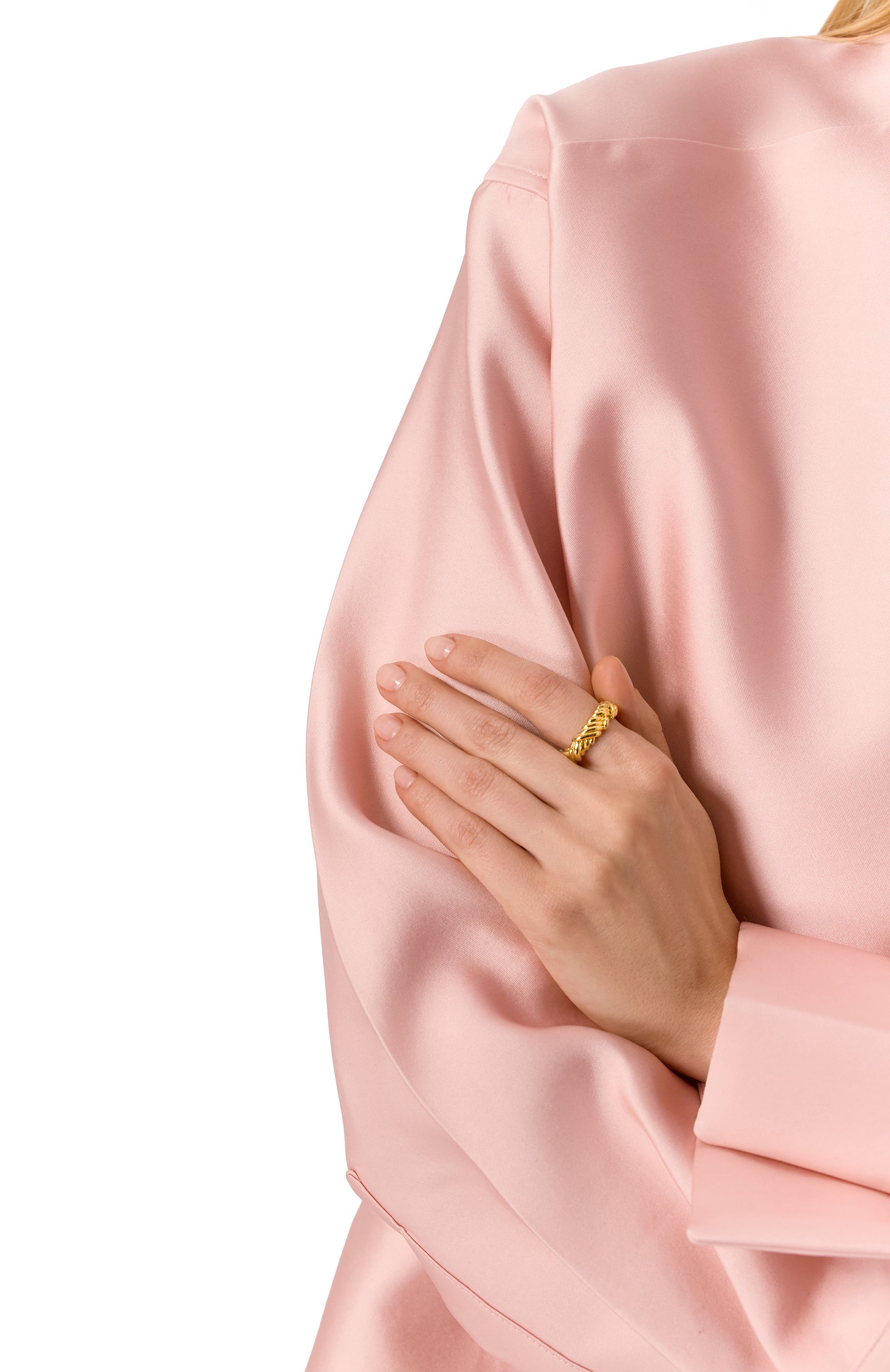 Кольцо BOTTEGA VENETA золотого цвета по цене 89400 руб., арт. 838188/VAHU0 8120, фото 2 Кольцо BOTTEGA VENETA, арт. 838188/VAHU0 8120, фото 2