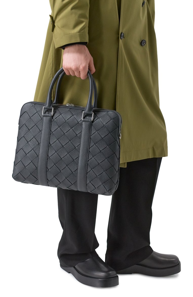 Мужская портфель intrecciato slim BOTTEGA VENETA серого цвета, арт. 799765 V4G31 | Фото 2 (Материал: Натуральная кожа; Ремень/цепочка: На ремешке; Материал сплава: Проставлено; Размер: large; Драгоценные камни: Проставлено; Сумки-технические: Портфели)