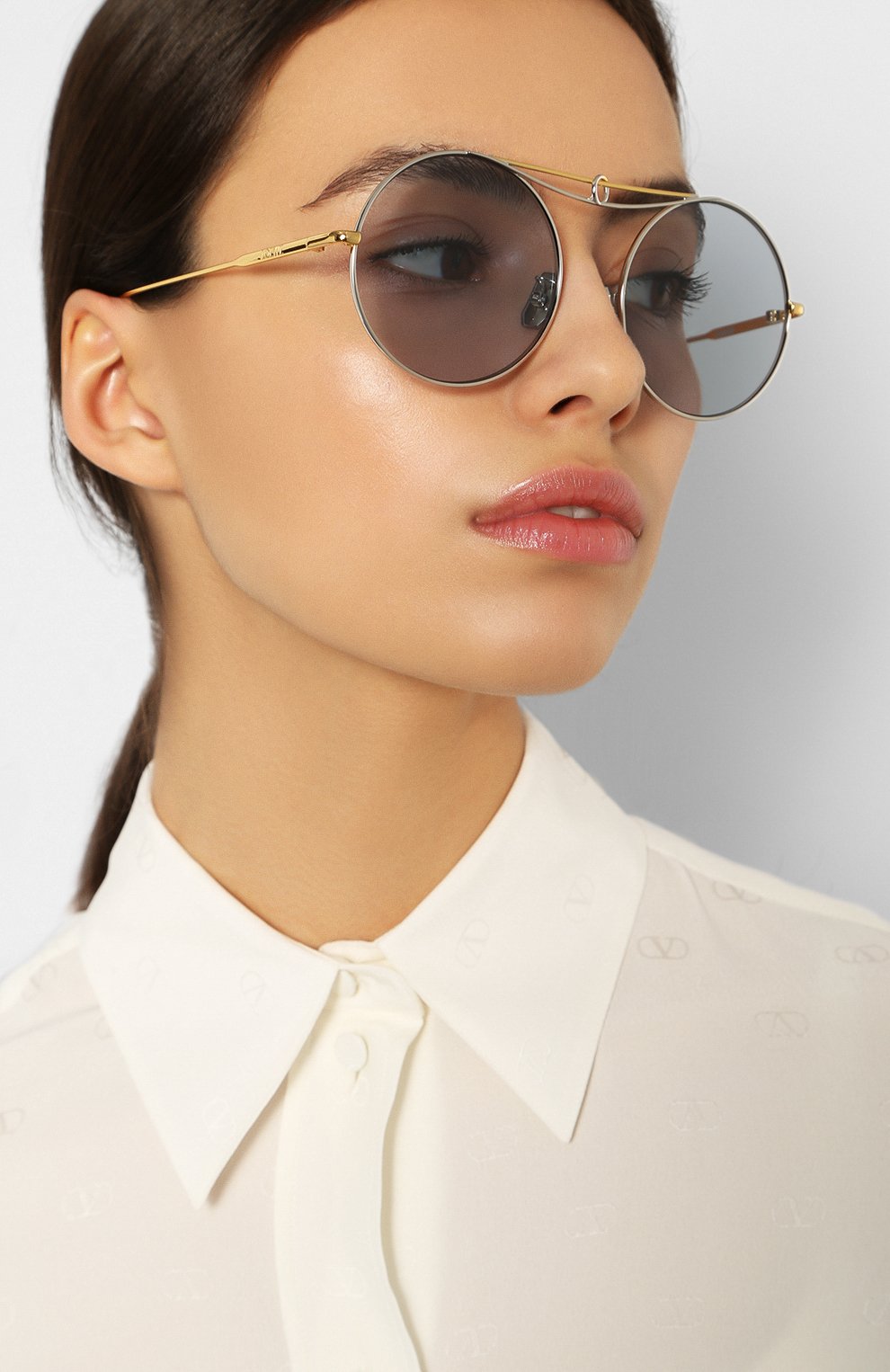 Солнцезащитные очки LOEWE голубого цвета по цене 32850 руб., арт. LW40030U 18V, фото 2 Солнцезащитные очки LOEWE, арт. LW40030U 18V, фото 2