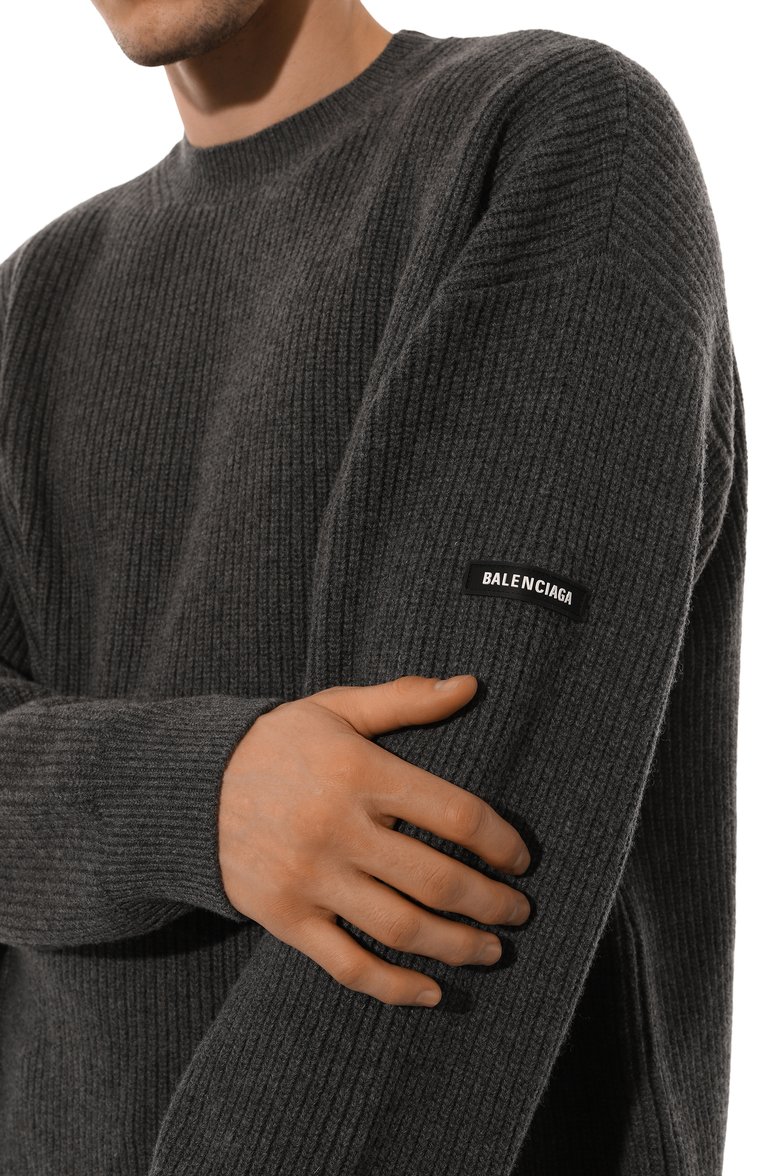 Мужской шерстяной свитер BALENCIAGA серого цвета, арт. 808454/T1703 | Фото 5 (Материал внешний: Шерсть; Рукава: Длинные; Стили: Кэжуэл; Принт: Без принта; Мужское Кросс-КТ: Свитер-одежда; Длина (для топов): Удлиненные; Автоматизация состава: Проставлено; Детали: Декор; Автоматизация ТО: Проставлено)