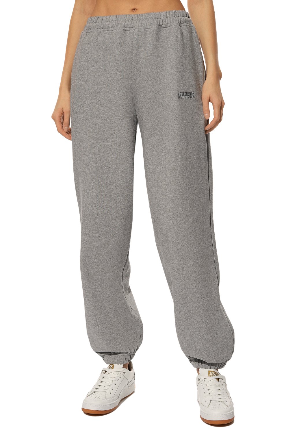Хлопковые джоггеры VETEMENTS серого цвета по цене 119500 руб., арт. UA53SP600G, фото 3 Хлопковые джоггеры VETEMENTS, арт. UA53SP600G, фото 3