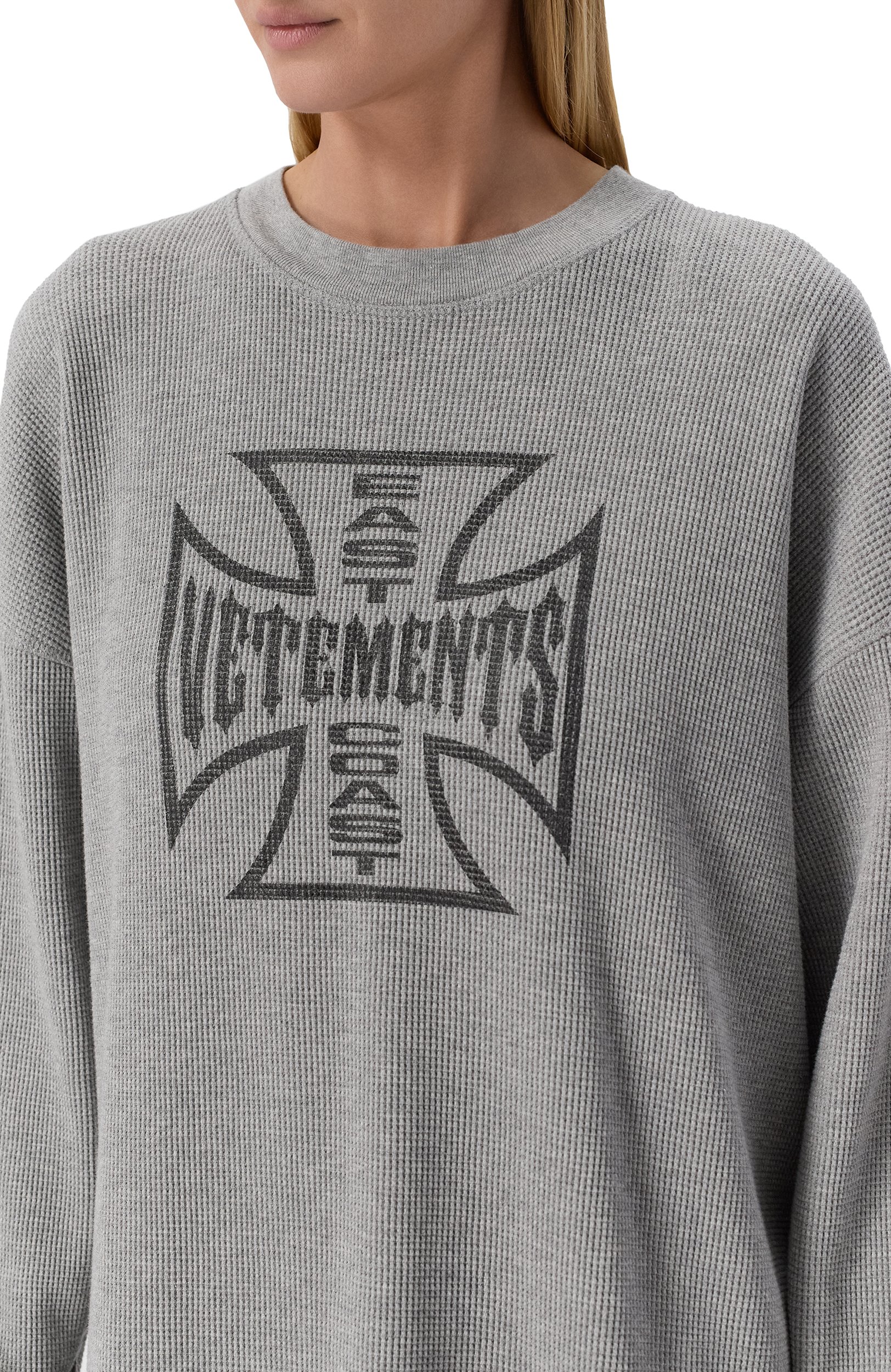 Хлопковый лонгслив VETEMENTS серого цвета по цене 109500 руб., арт. MH27LS264G, фото 5 Хлопковый лонгслив VETEMENTS, арт. MH27LS264G, фото 5
