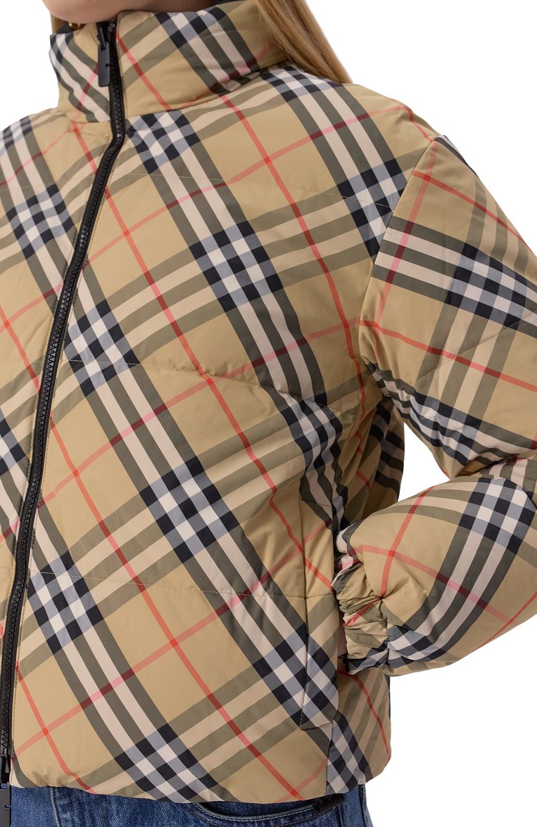 Женский двусторонний пуховик BURBERRY бежевого цвета, арт. 8103928 | Фото 5 (Материал утеплителя: Пух и перо; Рукава: Длинные; Материал подклада: Синтетический материал; Длина (верхняя одежда): Короткие; Стили: Кэжуэл; Кросс-КТ: Пуховик; Материал внешний: Синтетический материал)