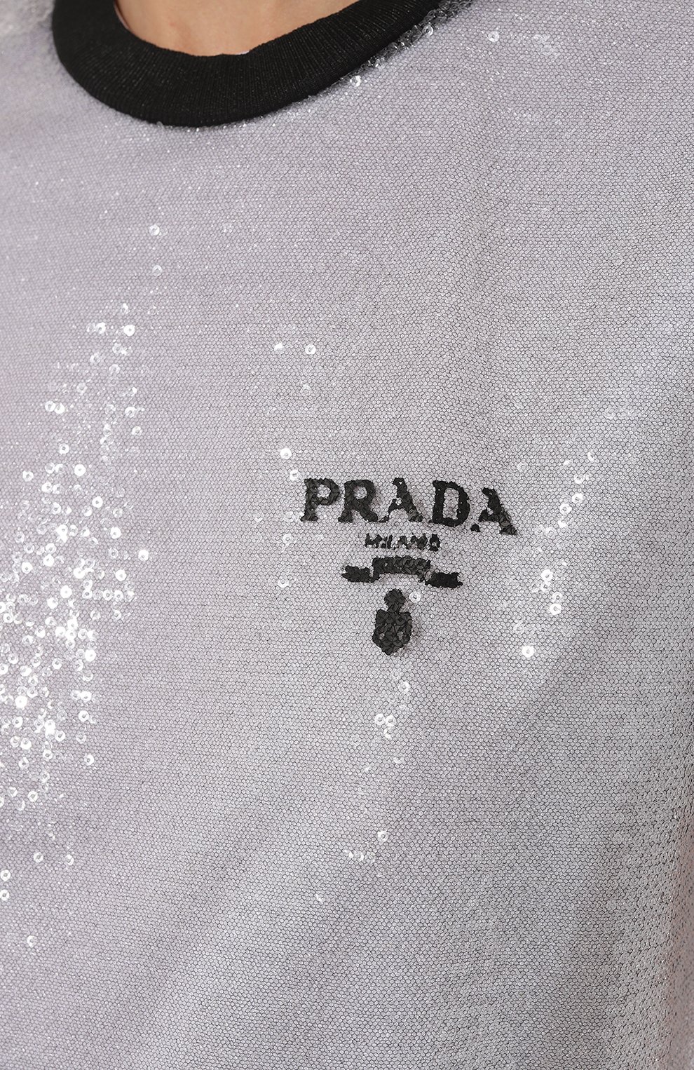 Футболка с отделкой пайетками PRADA черно-белого цвета по цене 125000 руб., арт. 3579AR-1Z5N-F0964-221, фото 5 Футболка с отделкой пайетками PRADA, арт. 3579AR-1Z5N-F0964-221, фото 5