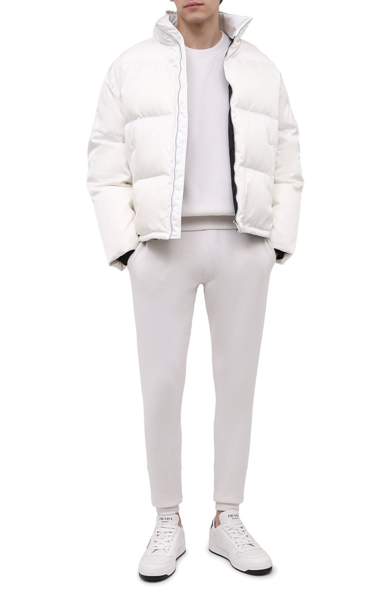 Мужской кашемировый пуловер PRADA белого цвета, арт. UMB217-1YB5-F0009-211 | Фото 2 (Рукава: Длинные; Длина (для топов): Стандартные; Материал внешний: Кашемир, Шерсть; Принт: Без принта; Стили: Спорт-шик; Драгоценные камни: Проставлено; Материал сплава: Проставлено; Региональные ограничения белый список (Axapta Mercury): Не проставлено; Мужское Кросс-КТ: Пуловеры; Вырез: Круглый)