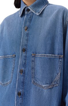 Женская джинсовая рубашка 3X1 голубого цвета, арт. 31-WT3G64-DR09RG/ESSENTIAL SHIRT | Фото 5 (Материал внешний: Хлопок, Деним; Длина (для топов): Удлиненные; Рукава: Длинные; Стили: Кэжуэл; Кросс-КТ: Деним; Принт: Без принта; Женское Кросс-КТ: Рубашка-одежда; Автоматизация состава: Проставлено; Автоматизация ТО: Проставлено)