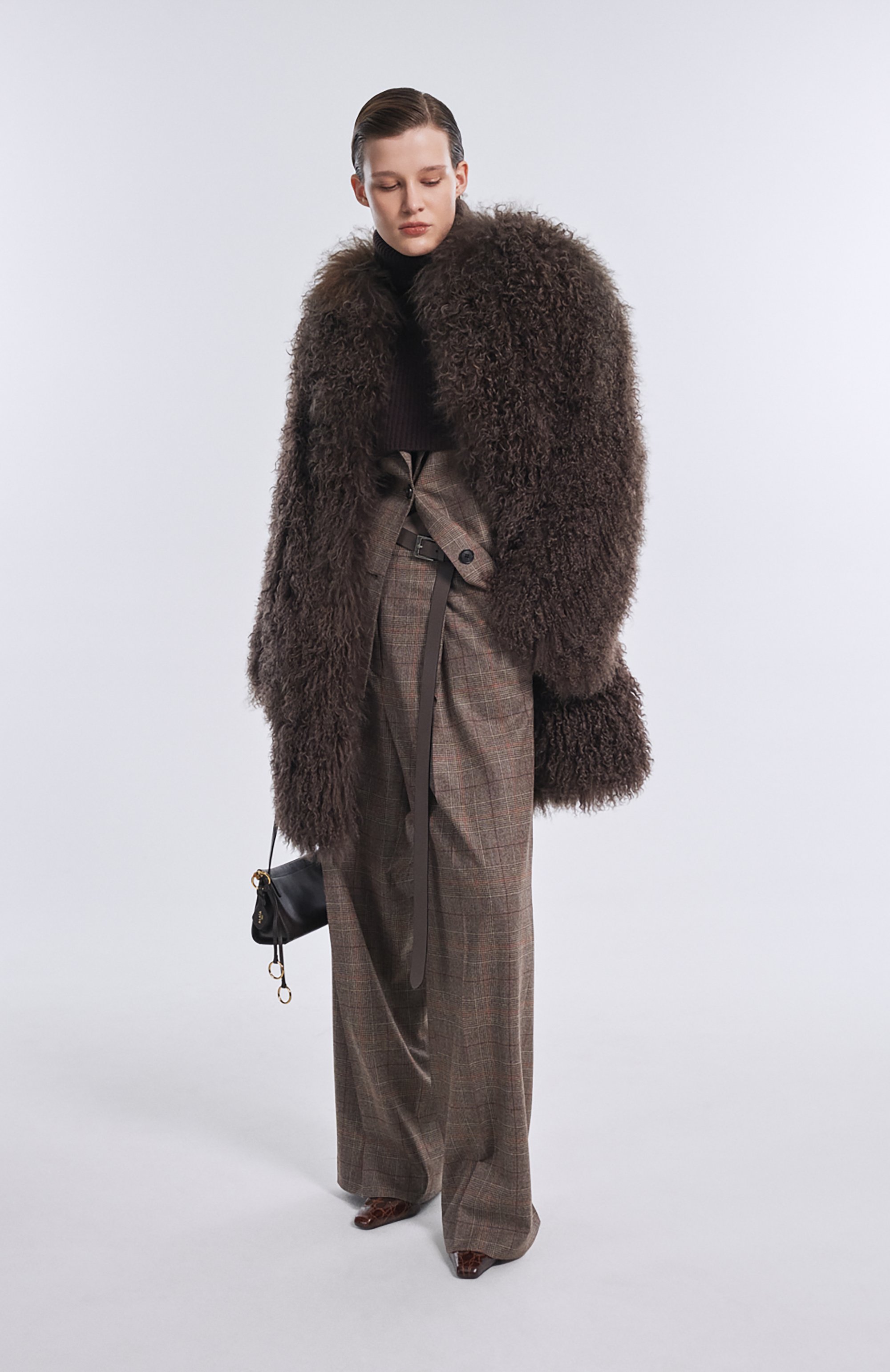 Сумка le click east-west small ALAIA темно-коричневого цвета по цене 249000 руб., арт. AA1S01426CA332, фото 8 Сумка le click east-west small ALAIA, арт. AA1S01426CA332, фото 8