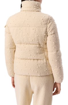 Женский пуховик fourmines MONCLER кремвого цвета, арт. 1A001-60-5980U | Фото 4 (Рукава: Длинные; Длина (верхняя одежда): Короткие; Материал подклада: Синтетический материал; Драгоценные камни: Проставлено; Материал сплава: Проставлено; Стили: Кэжуэл; Кросс-КТ: Пуховик; Материал внешний: Синтетический материал)