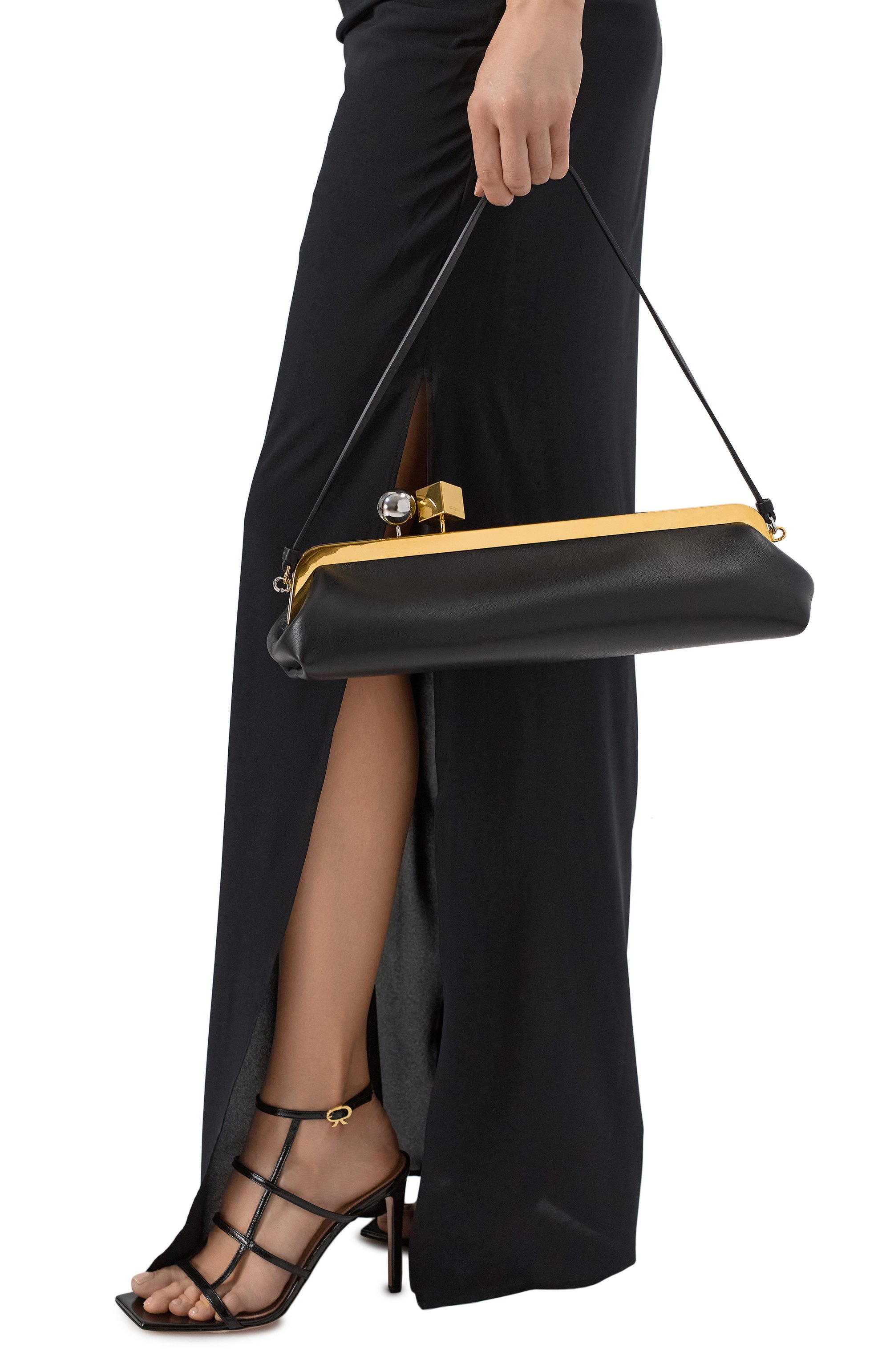 Клатч la salon JACQUEMUS черного цвета по цене 142000 руб., арт. 25E251BA413/3171, фото 2 Клатч la salon JACQUEMUS, арт. 25E251BA413/3171, фото 2