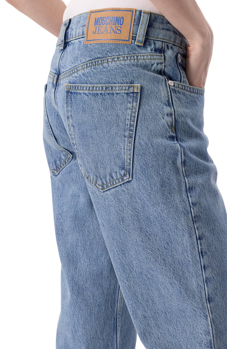 Женские джинсы M05CH1NO JEANS голубого цвета, арт. A0331/3217 | Фото 5 (Длина (брюки, джинсы): Удлиненные; Материал внешний: Хлопок, Деним; Кросс-КТ: Деним; Детали: Делаве; Силуэт Ж (брюки и джинсы): Расклешенные; Стили: Гранж)