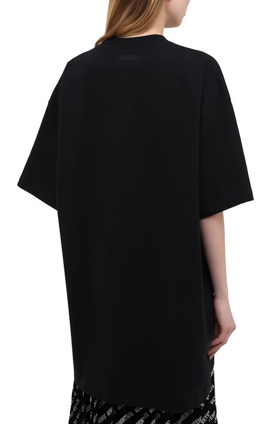Хлопковая футболка VETEMENTS черного цвета по цене 34050 руб., арт. UE51TR740B 1611/W, фото 4 Хлопковая футболка VETEMENTS, арт. UE51TR740B 1611/W, фото 4