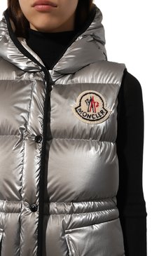 Женский пуховый жилет hera MONCLER серебряного цвета, арт. 1A000.53/596T2 | Фото 5 (Материал внешний: Синтетический материал; Материал сплава: Проставлено; Драгоценные камни: Проставлено; Длина (верхняя одежда): Короткие; Кросс-КТ: Куртка, Пуховик)