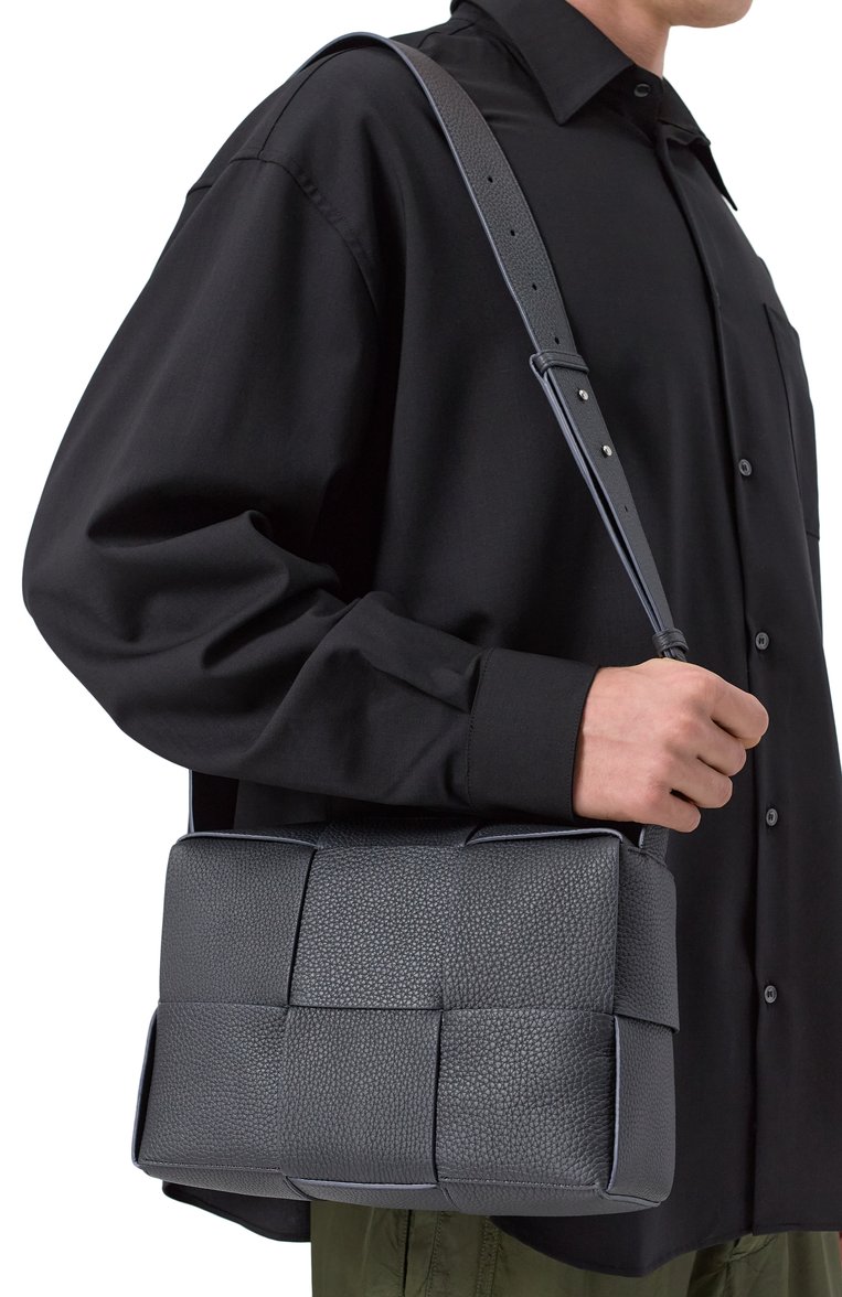 Мужская сумка arco medium BOTTEGA VENETA темно-серого цвета, арт. 731165 V4FV1 | Фото 2 (Ремень/цепочка: На ремешке; Размер: medium; Материал: Нату�ральная кожа; Автоматизация ТО: Проставлено; Автоматизация состава: Проставлено)