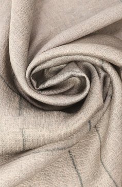 Женский шелковый шарф GIORGIO ARMANI светло-серого цвета, арт. GW001026/AF15289 | Фото 3 (Материал сплава: Проставлено; Материал: Шелк, Текстиль; Нос: Не проставлено)
