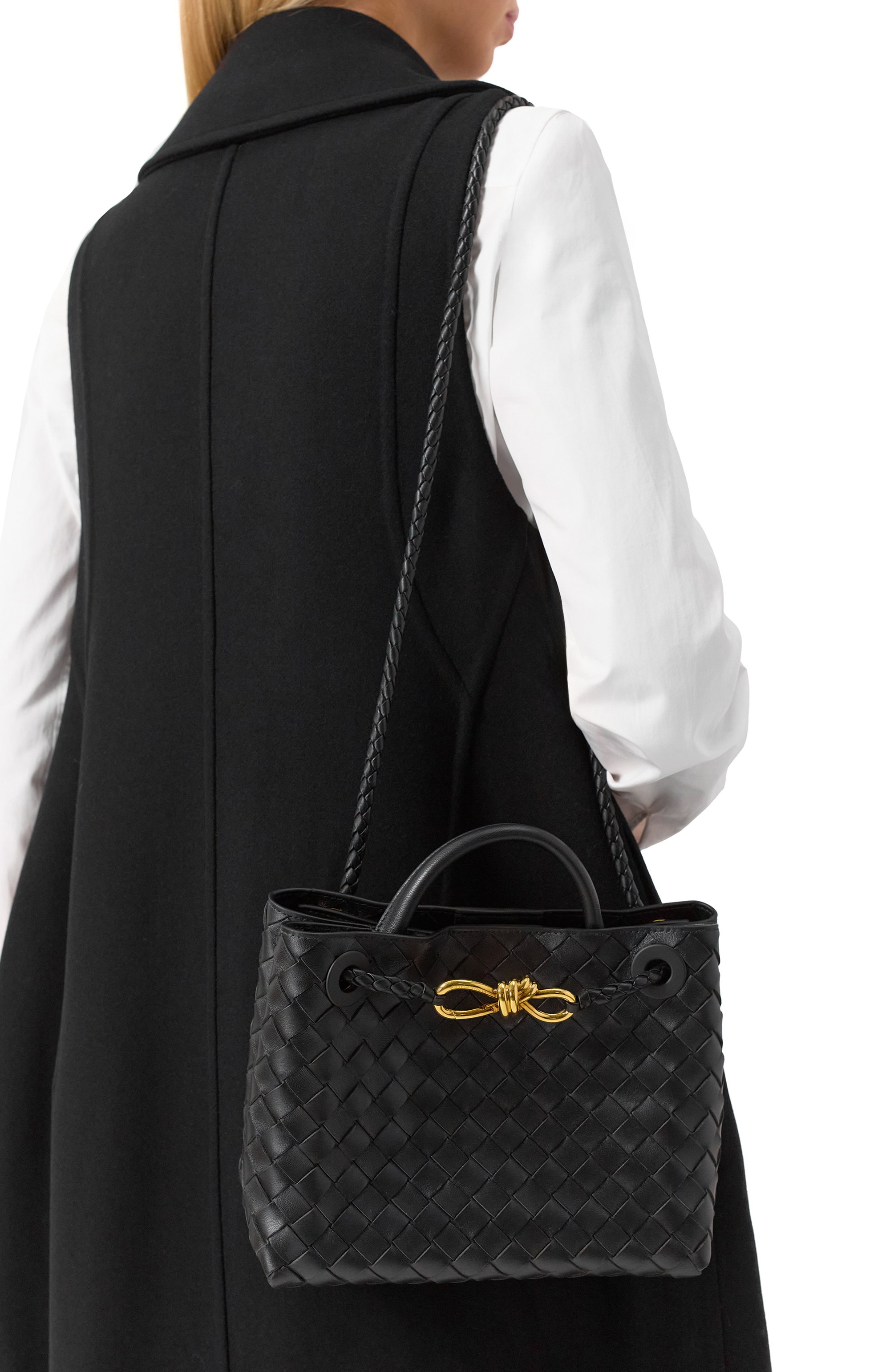 Сумка andiamo small BOTTEGA VENETA черного цвета по цене 568500 руб., арт. 766014/VCPP1, фото 2 Сумка andiamo small BOTTEGA VENETA, арт. 766014/VCPP1, фото 2