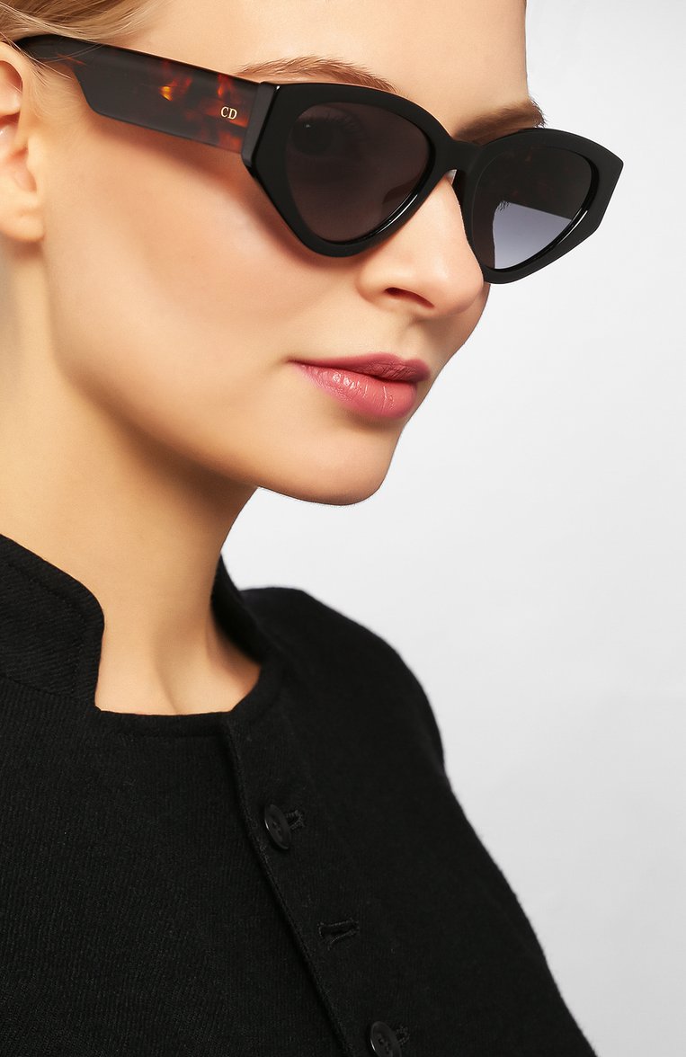 Женские солнцезащитные очки DIOR EYEWEAR коричневого цвета, арт. DI0RSPIRIT2 807 | Фото 2 (Статус проверки: Проверена категория, Проверено; Тип очков: С/з; Региональные ограничения белый список (Axapta Mercury): RU, Не проставлено; Материал сплава: Проверено; Нос: Не проставлено)