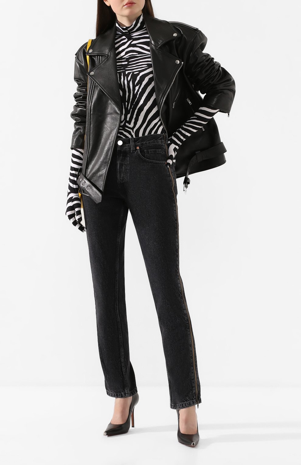 Джинсы VETEMENTS черного цвета по цене 65750 руб., арт. SS20PA332 2802/W/BLACK, фото 2 Джинсы VETEMENTS, арт. SS20PA332 2802/W/BLACK, фото 2