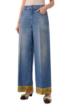 Женские джинсы VALENTINO голубого цвета, арт. 6B3DD18U94U | Фото 3 (Длина (брюки, джинсы): Стандартные; Материал внешний: Деним, Хлопок; Детали: Нашивки, Делаве; Кросс-КТ: Деним; Силуэт Ж (брюки и джинсы): Широкие; Стили: Кэжуэл; Автоматизация состава: Проставлено; Автоматизация ТО: Проставлено)
