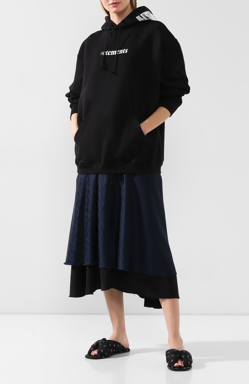 Хлопковое худи VETEMENTS черного цвета по цене 49350 руб., арт. SS20TR311 1620/W/BLACK, фото 2 Хлопковое худи VETEMENTS, арт. SS20TR311 1620/W/BLACK, фото 2