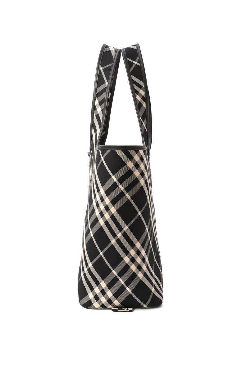 Женская сумка-то�ут BURBERRY черно-белого цвета, арт. 8093978 | Фото 4 (Материал: Текстиль; Драгоценные камни: Проставлено; Материал сплава: Проставлено; Размер: large)