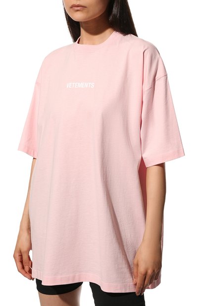 Хлопковая футболка VETEMENTS светло-розового цвета по цене 42550 руб., арт. UE52TR120P 1602/W, фото 3 Хлопковая футболка VETEMENTS, арт. UE52TR120P 1602/W, фото 3