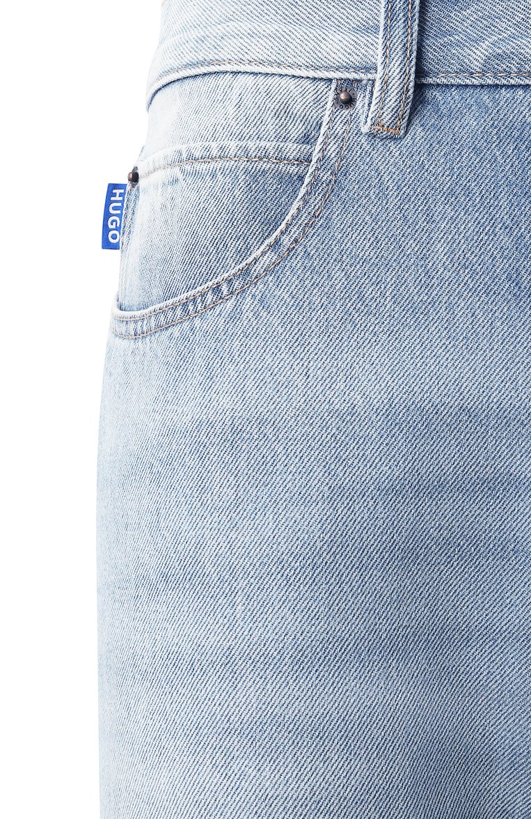 Мужские джинсы regular fit HUGO BLUE голубого цвета, арт. 50529225 | Фото 6 (Длина (брюки, джинсы): Стандартные; Материал внешний: Деним, Хлопок; Силуэт М (брюки): Прямые; Детали: Делаве; Кросс-КТ: Деним; Стили: Повседневный; Автоматизация ТО: Проставлено; Автоматизация состава: Проставлено)