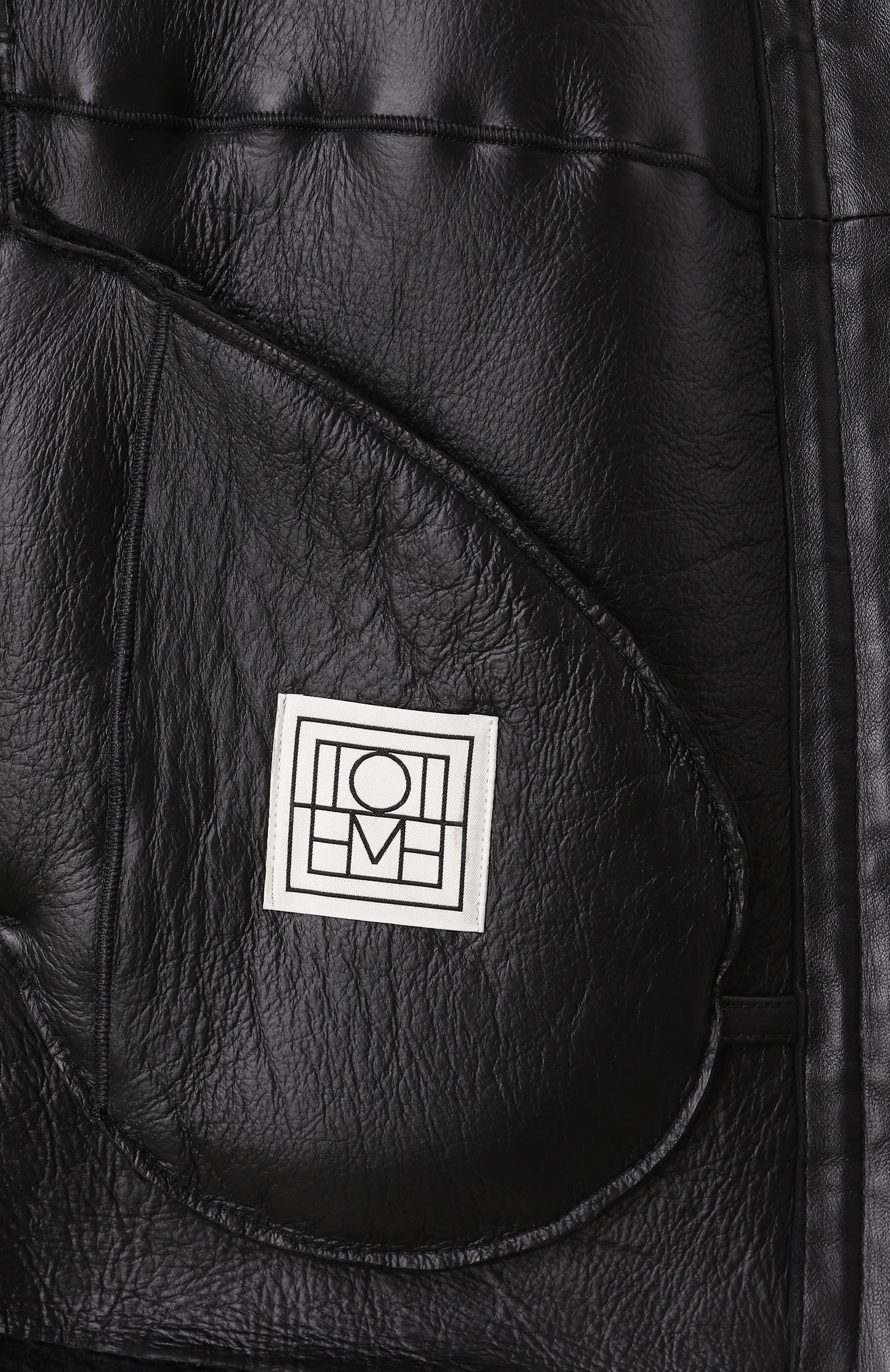 Дубленка из овчины TOTEME черного цвета по цене 347500 руб., арт. 251-WR00184-LE0048, фото 7 Дубленка из овчины TOTEME, арт. 251-WR00184-LE0048, фото 7