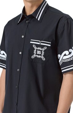 Мужская хлопковая рубашка DOLCE & GABBANA черного цвета, арт. G5LG9T/GI960 | Фото 5 (Материал сплава: Проставлено; Рукава: Короткие; Длина (для топов): Стандартные; Материал внешний: Хлопок; Драгоценные камни: Проставлено; Случай: Повседневный; Воротник: Кент; Принт: С принтом; Стили: Кэжуэл)