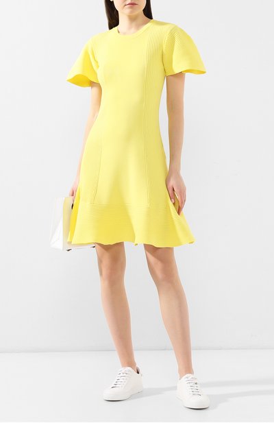 Платье из вискозы KENZO желтого цвета по цене 33700 руб., арт. 2R0418834, фото 2 Платье из вискозы KENZO, арт. 2R0418834, фото 2