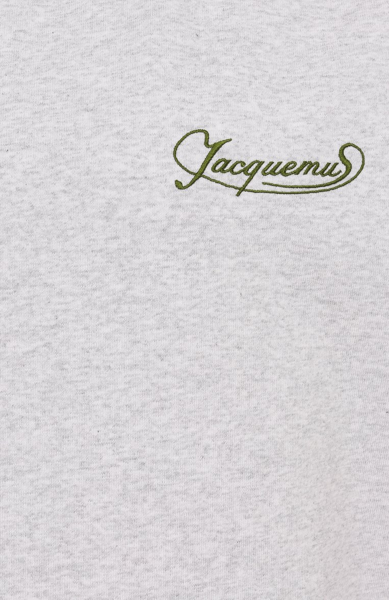 Женская хлопковая футболка JACQUEMUS светло-серого цвета, арт. 25E251JS216 | Фото 6 (Материал внешний: Хлопок; Длина (для топов): Стандартные; Рукава: Короткие; Принт: С принтом; Женское Кросс-КТ: Футболка-одежда; Стили: Кэжуэл; Автоматизация состава: Проставлено; Автоматизация ТО: Проставлено)