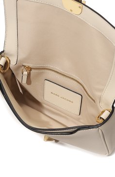 Женская сумка j marc MARC JACOBS (THE) кремвого цвета, арт. H956L01PF22 | Фото 5 (Сумки-технические: Сумки через плечо; Материал: Натуральная кожа; Материал сплава: Проставлено; Ремень/цепочка: На ремешке; Драгоценные камни: Проставлено; Размер: small)