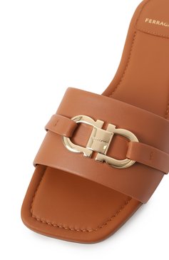 Женские кожаные шлепанцы FERRAGAMO светло-коричневого цвета, арт. 01G997/769637 | Фото 7 (Материал внутренний: Натуральная кожа; Материал сплава: Проставлено; Материал внешний: Натуральная кожа; Подошва: Плоская; Каблук высота: Низкий; Драгоценные камни: Проставлено)