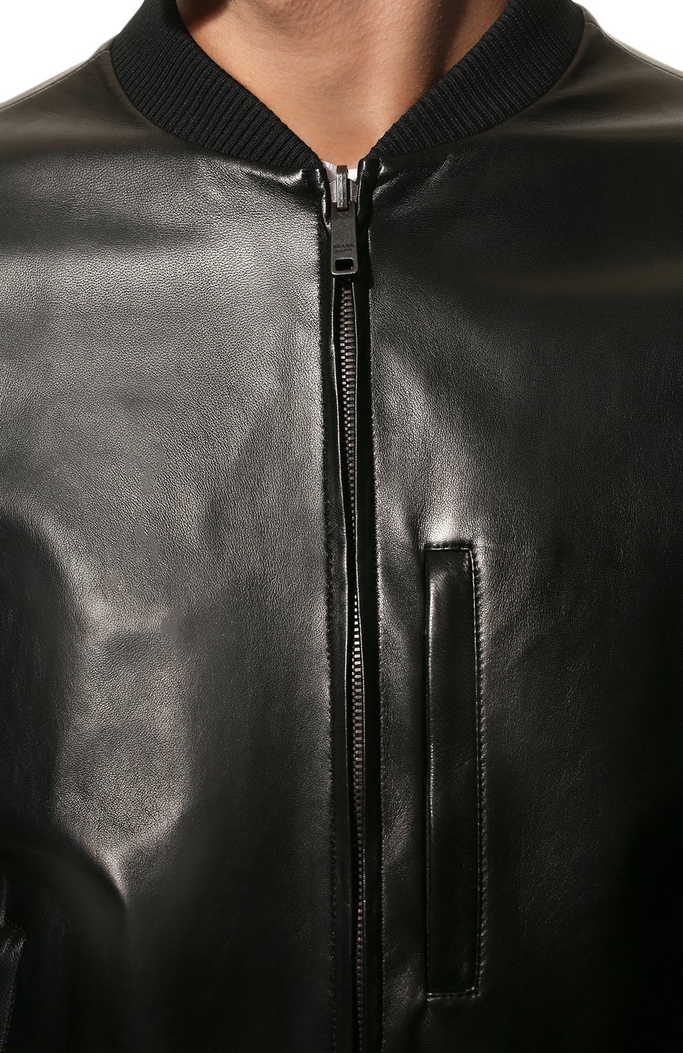 Двусторонний кожаный бомбер PRADA черного цвета по цене 465000 руб., арт. UPW368-038-F0002, фото 5 Двусторонний кожаный бомбер PRADA, арт. UPW368-038-F0002, фото 5