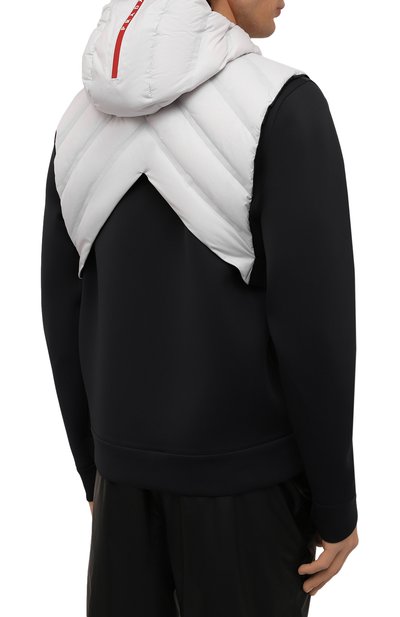 Пуховый жилет PRADA белого цвета по цене 145000 руб., арт. SGB802-1XYW-F0K74-212, фото 4 Пуховый жилет PRADA, арт. SGB802-1XYW-F0K74-212, фото 4