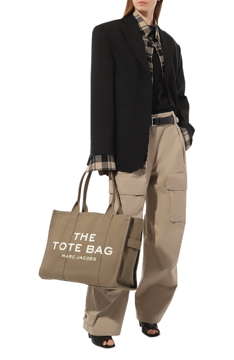 Женская сумка the tote bag large MARC JACOBS (THE) хаки цвета, арт. M0016156 | Фото 7 (Сумки-технические: Сумки-шопперы; Материал: Текстиль; Размер: large; Драгоценные камни: Проставлено; Материал сплава: Проставлено; Нос: Не проставлено)
