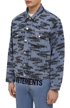 Мужская джинсовая куртка VETEMENTS голубого цвета, арт. UE52JA180N 2802/M | Фото 3 (Рукава: Длинные; Длина (верхняя одежда): Короткие; Материал внешний: Хлопок, Деним; Кросс-КТ: Куртка, Деним; Стили: Гранж; Материал сплава: Проставлено; Драгоценные камни: Проставлено)